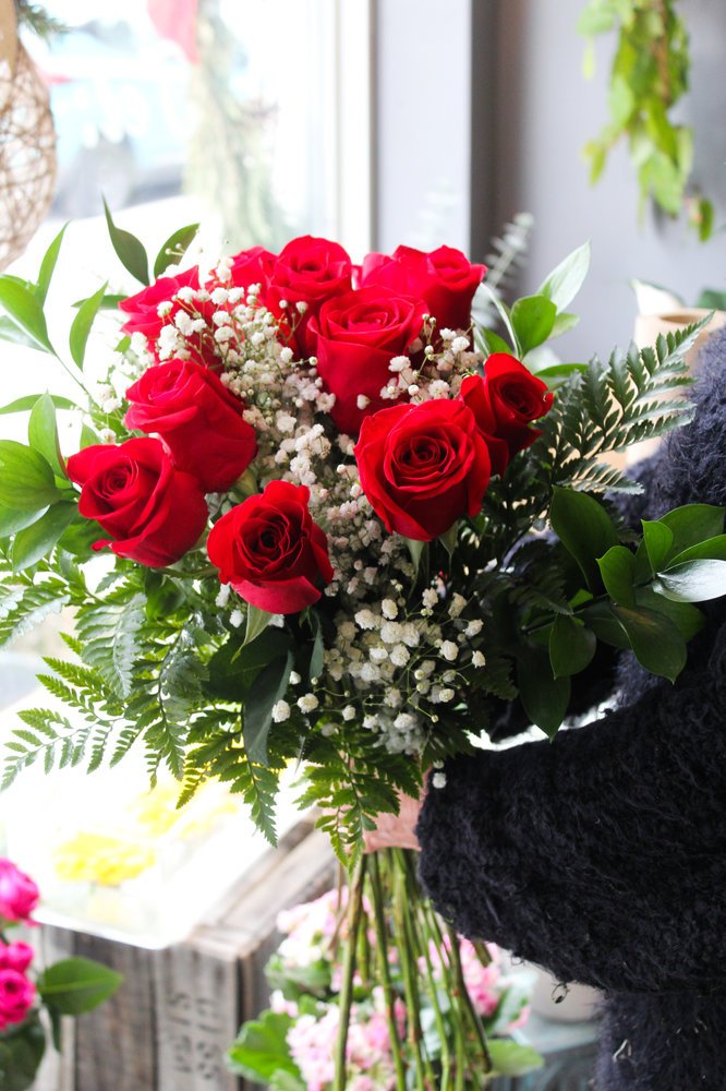 Bouquet de 12 roses avec garniture