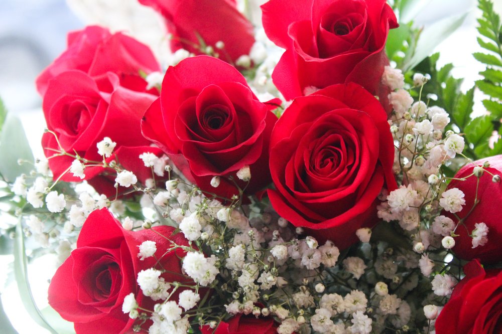 Bouquet de 6 roses avec garniture