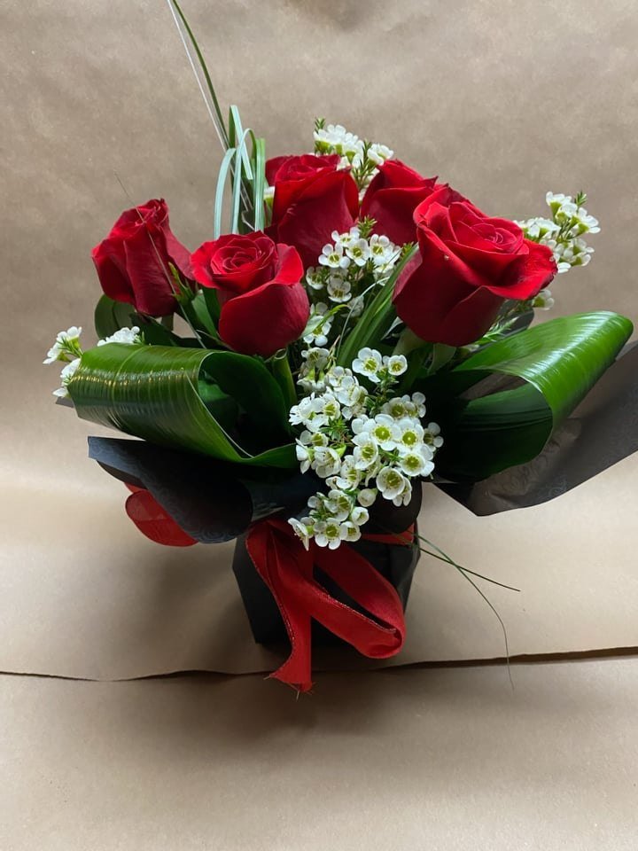 Bouquet de roses (6) dans mousse florale